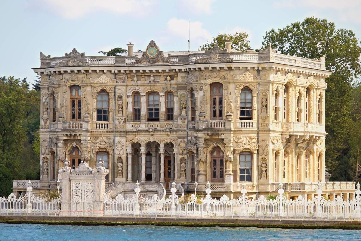 Palaces in Istanbul Featured Image