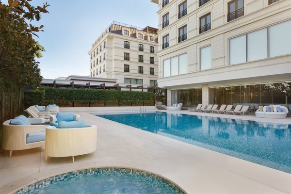 Wyndham Grand Istanbul Kalamış Marina Hotel pool